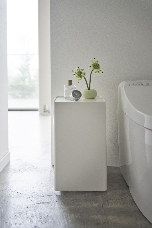 carrello con ruote per carta igienica e oggetti bagno